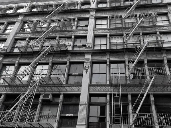 Vista Perto Edifícios Apartamentos Estilo Nova York Com Escadas Emergência — Fotografia de Stock