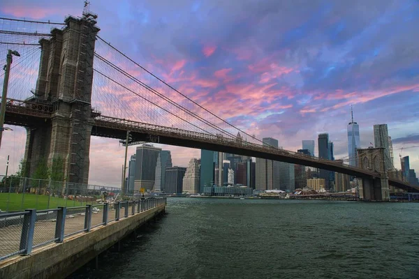 Manhattan ufuk çizgisi ve Brooklyn köprüsü New York City, ABD 'de günbatımı bulutlarıyla göz kamaştırıcı bir manzara.