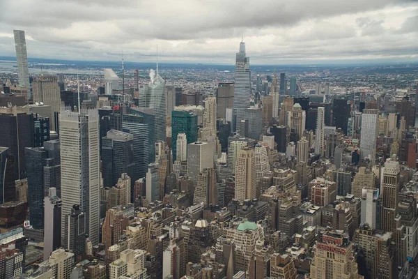 New York City, ABD-3 Temmuz 2021: ABD 'nin Hudson City kentindeki açık hava gözlem güvertesi The Edge' in gözlemevi kulesinden Manhattan 'ın ufuk çizgisi