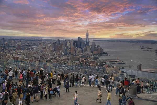 New York City, ABD-3 Temmuz 2021: ABD 'nin Hudson kentindeki açık hava gözlem güvertesi The Edge' in gözlemevi kulesinden Manhattan 'ın manzarasının keyfini çıkaran turistler ve yerliler