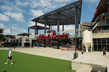 Atlanta, GA, ABD: 12 Haziran 2021 - Atlanta, Georgia Truist Stadyumuna giriş. Stadyum, Atlanta Braves 'in Beyzbol Ligi takımının ev sahibi olduğu bir stadyumdur..