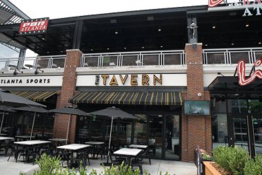 Atlanta, GA, ABD: 12 Haziran 2021 - Battery 'deki restoranlar ve eğlence mekanları, Atlanta, GA Truist Park' a ev sahipliği yapıyor