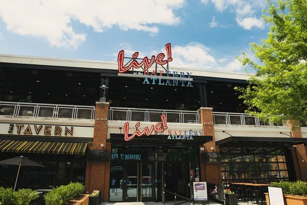 Atlanta, GA, ABD: 12 Haziran 2021 - Battery 'deki restoranlar ve eğlence mekanları, Atlanta, GA Truist Park' a ev sahipliği yapıyor