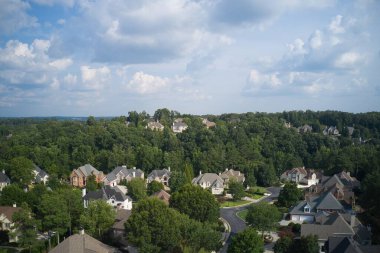 Gürcistan 'ın Atlanta şehrinde golf sahası ve gölü olan banliyöde bulunan yeşil ağaçların ve ev kümelerinin hava panoramik manzarası güzel bir yaz gününde insansız hava aracıyla vuruldu.