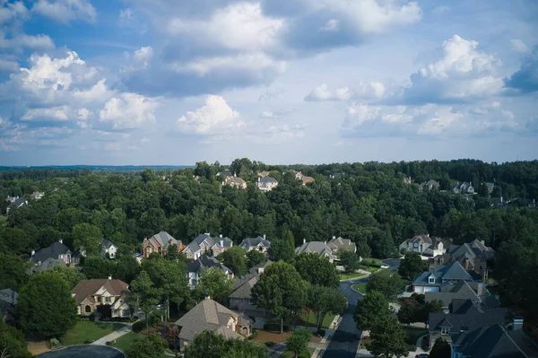 Gürcistan 'ın Atlanta şehrinde golf sahası ve gölü olan banliyöde bulunan yeşil ağaçların ve ev kümelerinin hava panoramik manzarası güzel bir yaz gününde insansız hava aracıyla vuruldu.