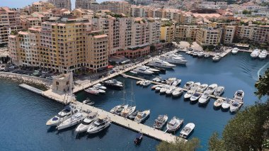 Monte Carlo, Monako-3 Ağustos 2021: Monte Carlo, Monaco 'daki güzel bir panoramik körfez manzarası ünlü Fransız rivierasının bir parçası süper lüks yatlar, botlar ve Akdeniz manzaralı tepenin üzerindeki güzel renkli evlerle donatılmış d