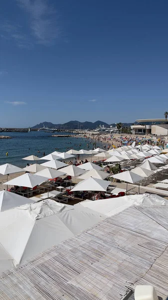 Cannes Francia Agosto 2021 Multitud Relajándose Famosa Playa Plage Des — Foto de Stock