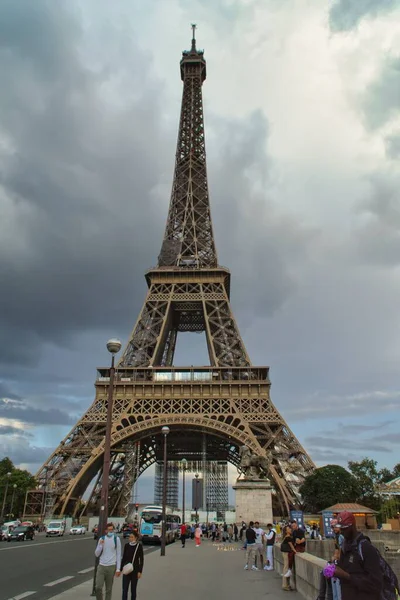 Paris Güzel Bir Eyfel Kulesi Fransa Bulutlu Bir Gökyüzü — Stok fotoğraf