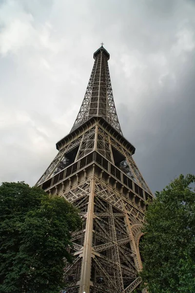 Ett Vackert Eiffeltorn Paris Frankrike Med Molnig Himmel Bakgrunden — Stockfoto