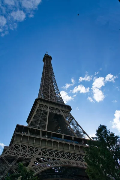 Una Hermosa Torre Eiffel París Francia Con Cielo Nublado Fondo —  Fotos de Stock