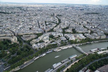 Paris 'in panoramik hava manzarası Seine nehrinin kayıklarla kaplı olması, yatalak sarayının altın felaketi ve diğer tarihi anıtlar, parklar ve bahçeler.
