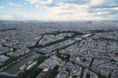 Paris 'in panoramik hava manzarası Seine nehrinin kayıklarla kaplı olması, yatalak sarayının altın felaketi ve diğer tarihi anıtlar, parklar ve bahçeler.
