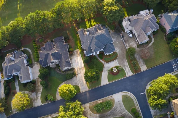 ABD 'nin banliyölerindeki lüks bir banliyöde baharın başlarında çekilen güzel evler, çatılar ve yemyeşil bahçeler..