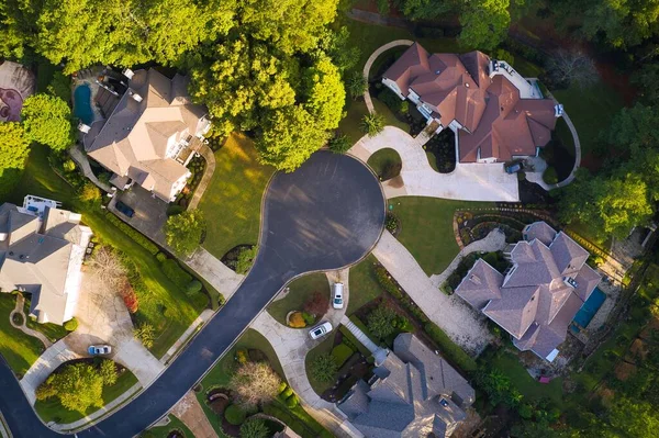 ABD 'nin banliyölerindeki lüks bir banliyöde baharın başlarında çekilen güzel evler, çatılar ve yemyeşil bahçeler..