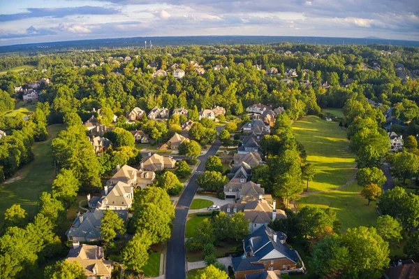 ABD 'nin banliyölerindeki lüks bir banliyöde baharın başlarında çekilen güzel evler, çatılar ve yemyeşil bahçeler..