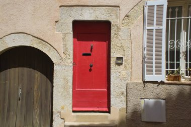 Fransa 'nın Antibes kentindeki Dar sokakların, renkli cephelerin ve evlerin güzel manzarası