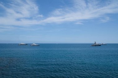 Mavi Akdeniz 'de yatlar ve teknelerle dolu Fransız Rivierasının panoramik manzarası