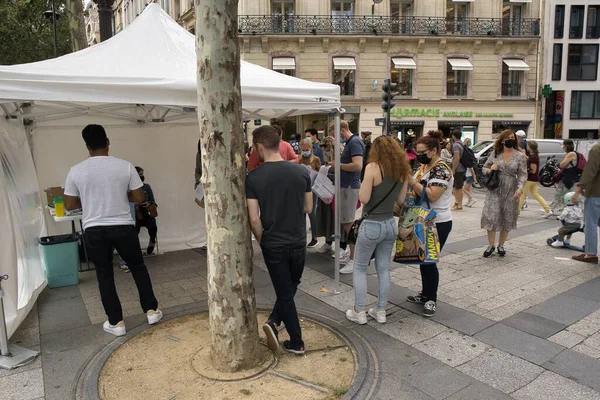Paris Frankreich Juli 2021 Touristen Warten Auf Die Von Der — Stockfoto