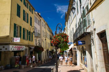 Fransa 'nın Antibes kentindeki Dar sokakların, renkli cephelerin ve evlerin güzel manzarası