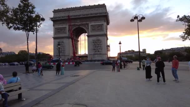 Paryż Francja Lipca 2021 Turyści Cieszący Się Zachodem Słońca Arch — Wideo stockowe