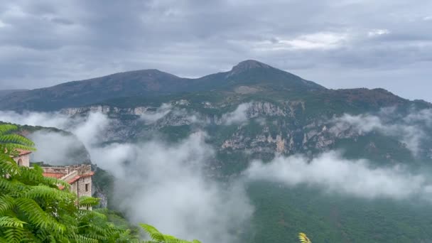 Panning 4Kフランスのフランスアルプスのグルドン村から撮影された雲の風景 山と霧の谷のビデオ — ストック動画