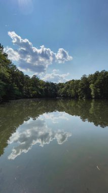 2021 yılının güneşli bir ilkbaharında Atlanta ile birlikte büyük ağaçlar ve köklerinden sökülmüş bir patika yolu.