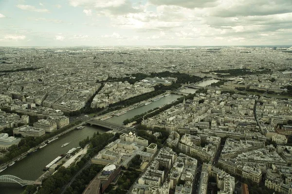 Una Vista Aérea Panorámica Del Extenso Horizonte Ciudad París Incluyendo —  Fotos de Stock