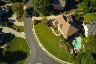 Banliyöde golf sahası ve altın saat boyunca çekilmiş güzel bahçeleri olan bir alt bölümdeki panoramik ev kümesi.