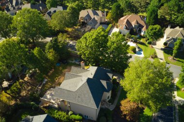 Banliyöde golf sahası ve altın saat boyunca çekilmiş güzel bahçeleri olan bir alt bölümdeki panoramik ev kümesi.