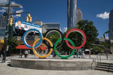 Atlanta, Georgia, ABD - 25 Eylül 2021: Atlanta, Georgia, ABD 'deki Centennial Olimpiyat Parkı' nda 1996 Yaz Olimpiyatları sırasında yapılan 5 Olimpiyat Yüzük Heykeli.