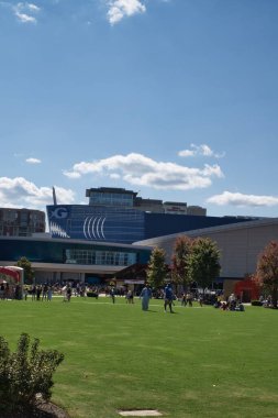 Atlanta, Georgia-25 Eylül 2021: Atlanta şehir merkezi gökdelenleri ve Centennial Olimpiyat Parkı 'ndan gökdelenler güzel bir günde 2021 Eylül' ünde.
