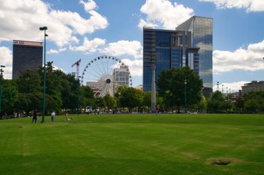 Atlanta, Georgia-25 Eylül 2021: Atlanta şehir merkezi gökdelenleri ve Centennial Olimpiyat Parkı 'ndan gökdelenler güzel bir günde 2021 Eylül' ünde.