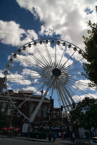 Atlanta Georgia Septiembre 2021 Los Lugareños Turistas Disfrutan Paseo Noria — Foto de Stock