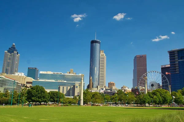 Atlanta, Georgia-25 Eylül 2021: Atlanta şehir merkezi gökdelenleri ve Centennial Olimpiyat Parkı 'ndan gökdelenler güzel bir günde 2021 Eylül' ünde.