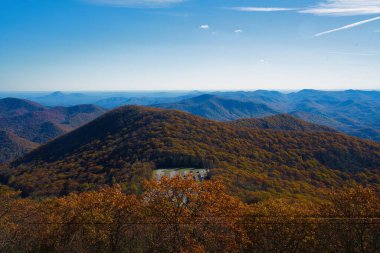 Gürcistan 'daki Brasstown Bald' da sonbahar renginde Blue Ridge dağlarının hava manzarası.