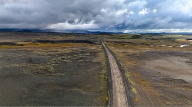 İzlanda 'nın dramatik manzarası insansız hava aracı ile lav, yosun ve renkli manzarayla kaplı ıssız bir alanda çekildi.