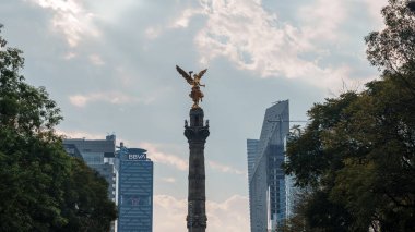 Meksiko şehir merkezinde yer alan Bağımsızlık Meleği 'nin alçak açısı kış akşamları bulutlu günbatımına karşı.