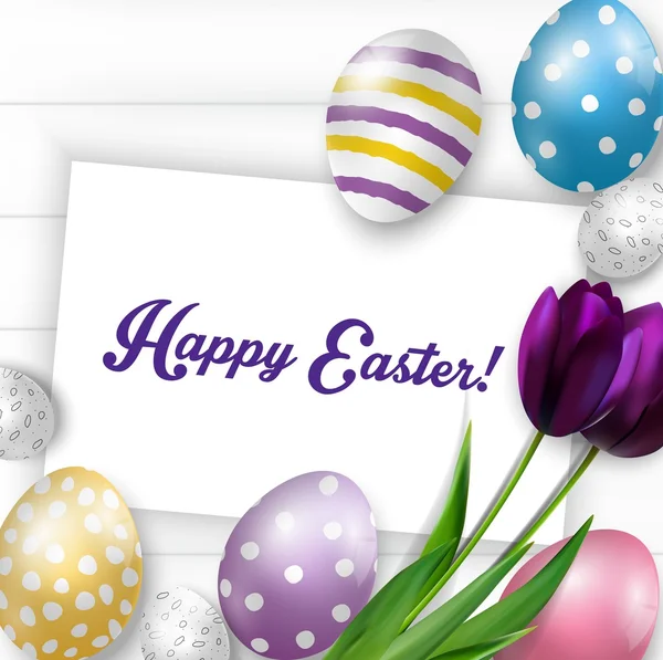 Fundo de Páscoa com ovos coloridos, tulipas roxas e cartão de saudação sobre madeira branca —  Vetores de Stock