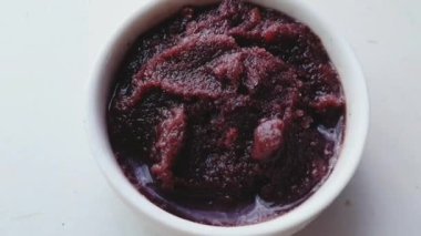 Beyaz bir kasede acai üzümlü hamurun görüntüleri. 