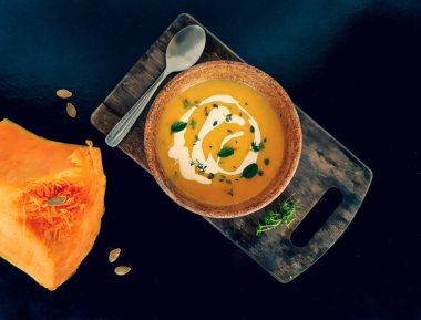 Tahtada sıcak balkabağı kremi ve metin için alanı olan siyah arkaplan 