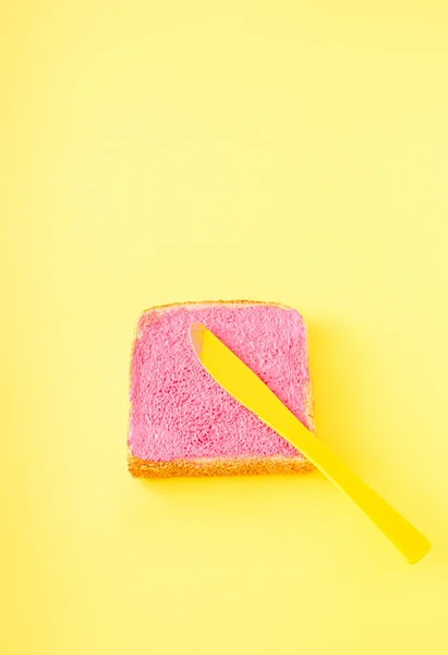 Růžová Neonová Barva Rozmazaná Kusu Chleba Žlutém Pozadí Žlutý Nůž — Stock fotografie
