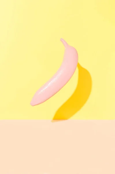 Dipinto Rosa Banana Volante Frutta Una Combinazione Sfondo Giallo Rosa — Foto Stock