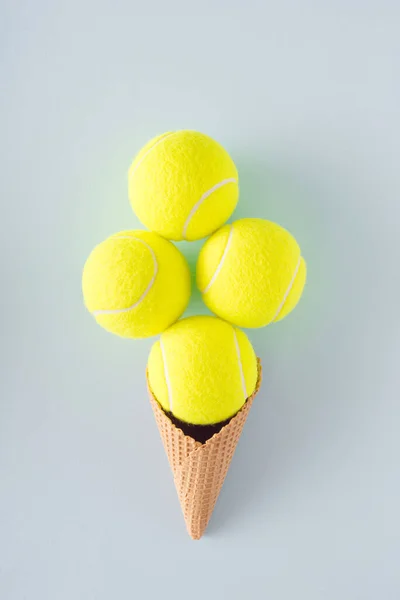 Tenisové Míčky Uspořádány Kornoutu Zmrzliny Modrém Pozadí Sportovní Soutěžní Tenisový — Stock fotografie