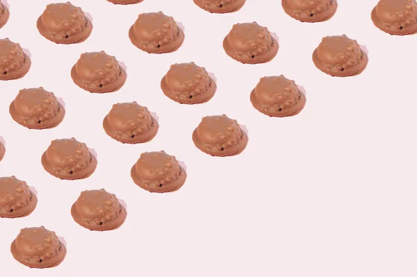 Шоколадне Печиво Розташоване Візерунку Діагоналі Рожевому Тлі Пробілом Копіювання Концепція — стокове фото