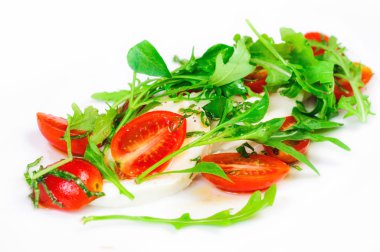 Mozzarella peyniri domates ve salata ile