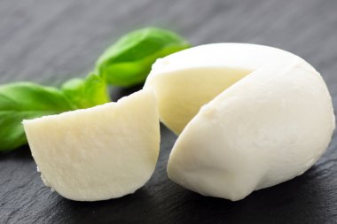 Mozzarella ve yeşil yaprak taze fesleğen