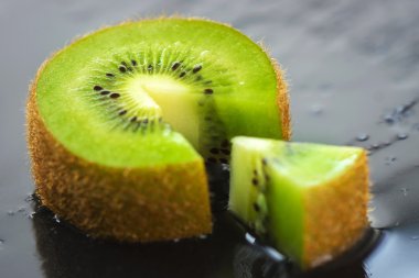 Siyah taş üzerinde taze kivi