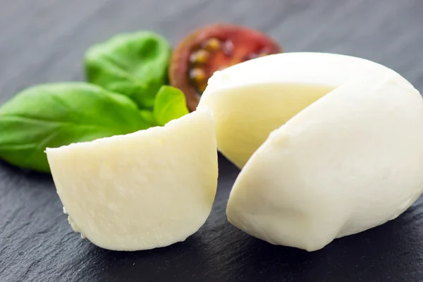 Mozzarella e foglie verdi basilico fresco — Foto Stock