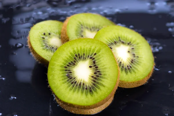 Siyah taş üzerinde taze kivi