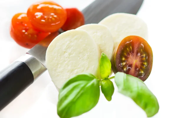 Mozzarella e pomodoro su fondo bianco — Foto Stock